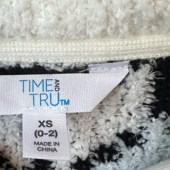 Time & Tru Cozy Black and White Patterned Snowflake Women's Sweater Size XS - Picture 2 of 5